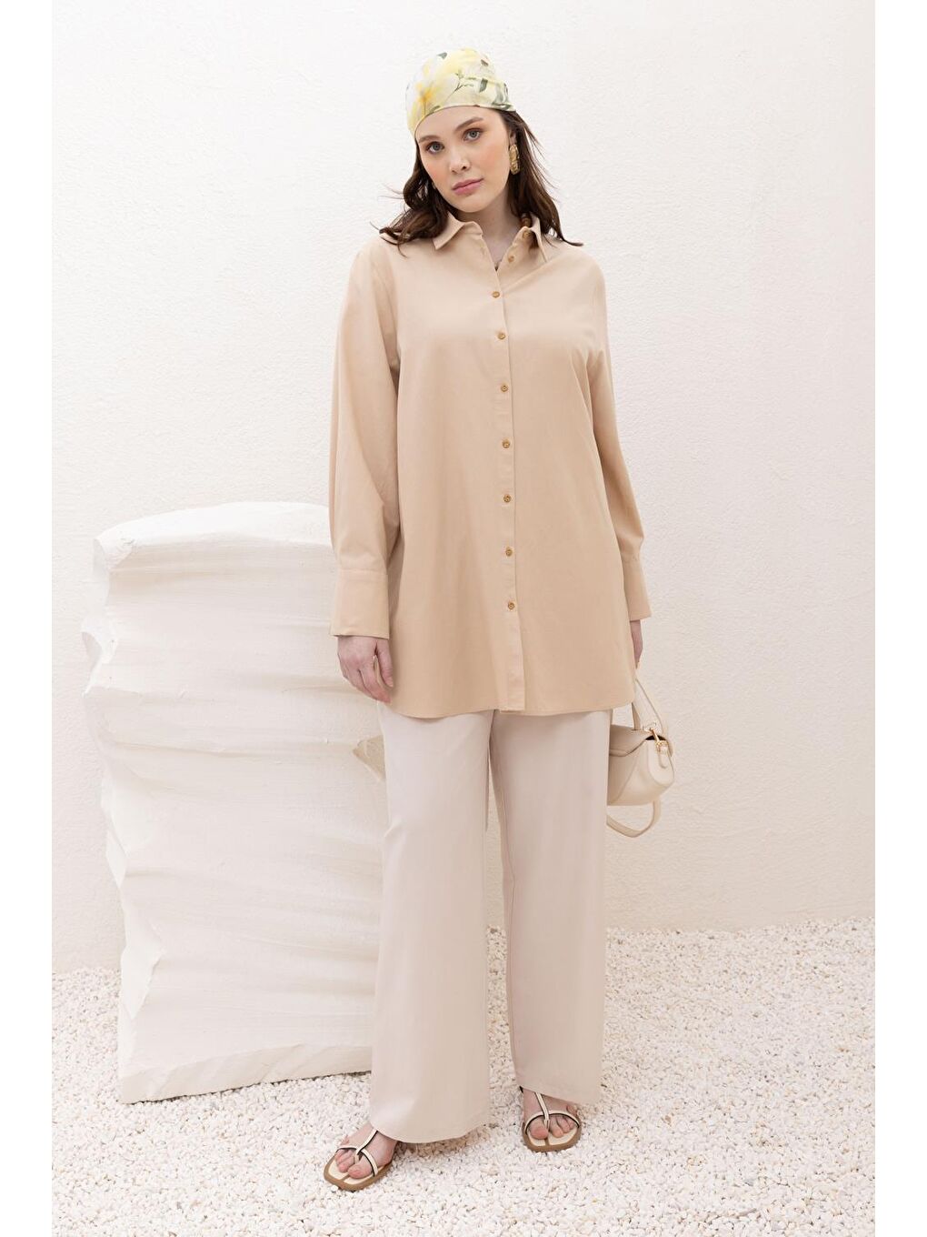 Bej-Manşeti Yırtmaç Detaylı Büyük Beden Keten Gömlek