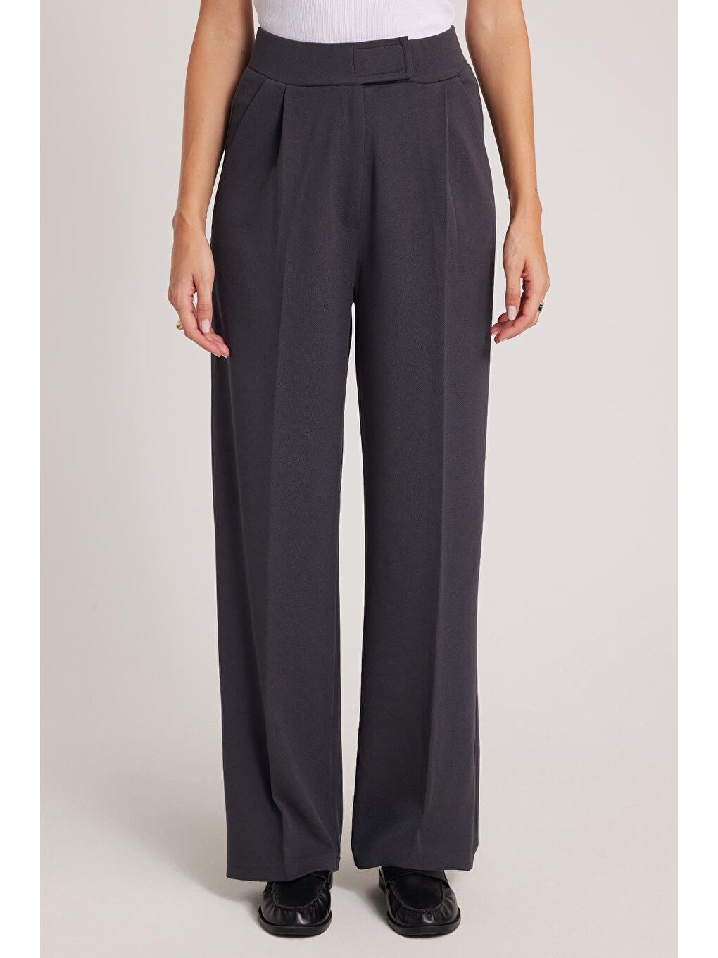 Kadın Regular Fit Klasik Kesim Cırt Kapamalı Geniş Paça Antrasit Pantolon