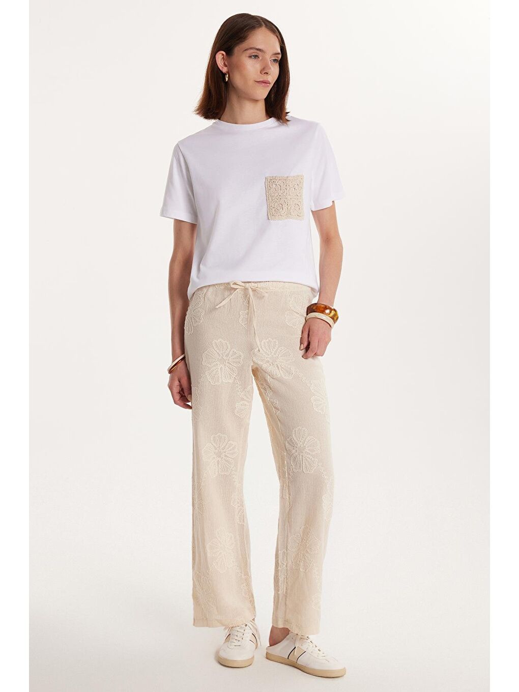 Kadın Relax Fit Rahat Kesim Beli Bağlamalı Nakışlı Bej Pantolon-1