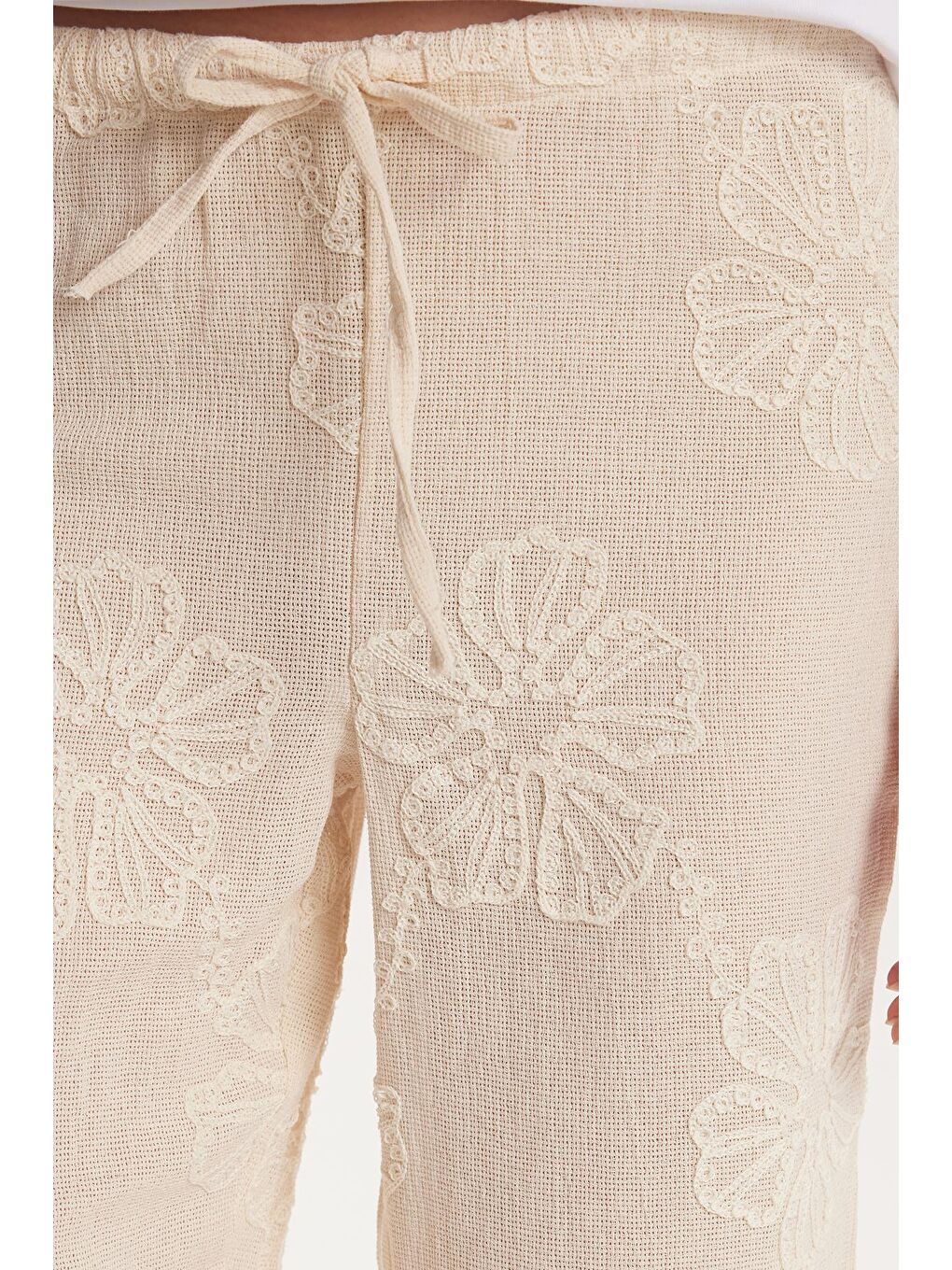 Kadın Relax Fit Rahat Kesim Beli Bağlamalı Nakışlı Bej Pantolon-2