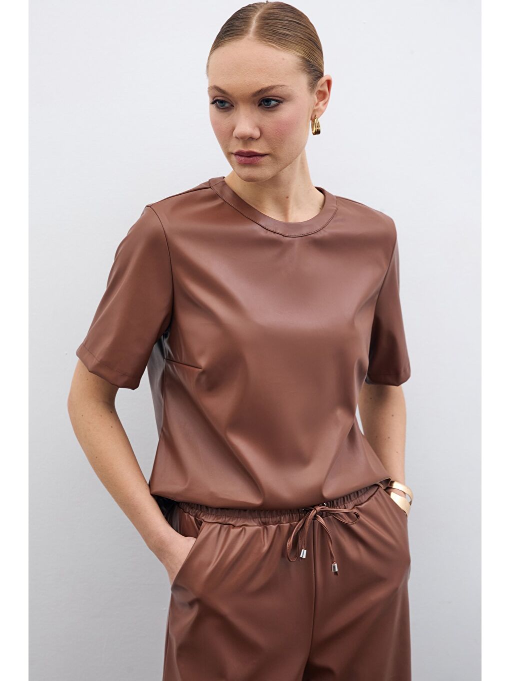 Kahverengi Kısa Kol Deri Bluz - Kahve