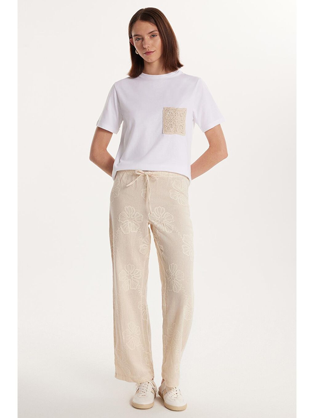 Kadın Relax Fit Rahat Kesim Beli Bağlamalı Nakışlı Bej Pantolon-3