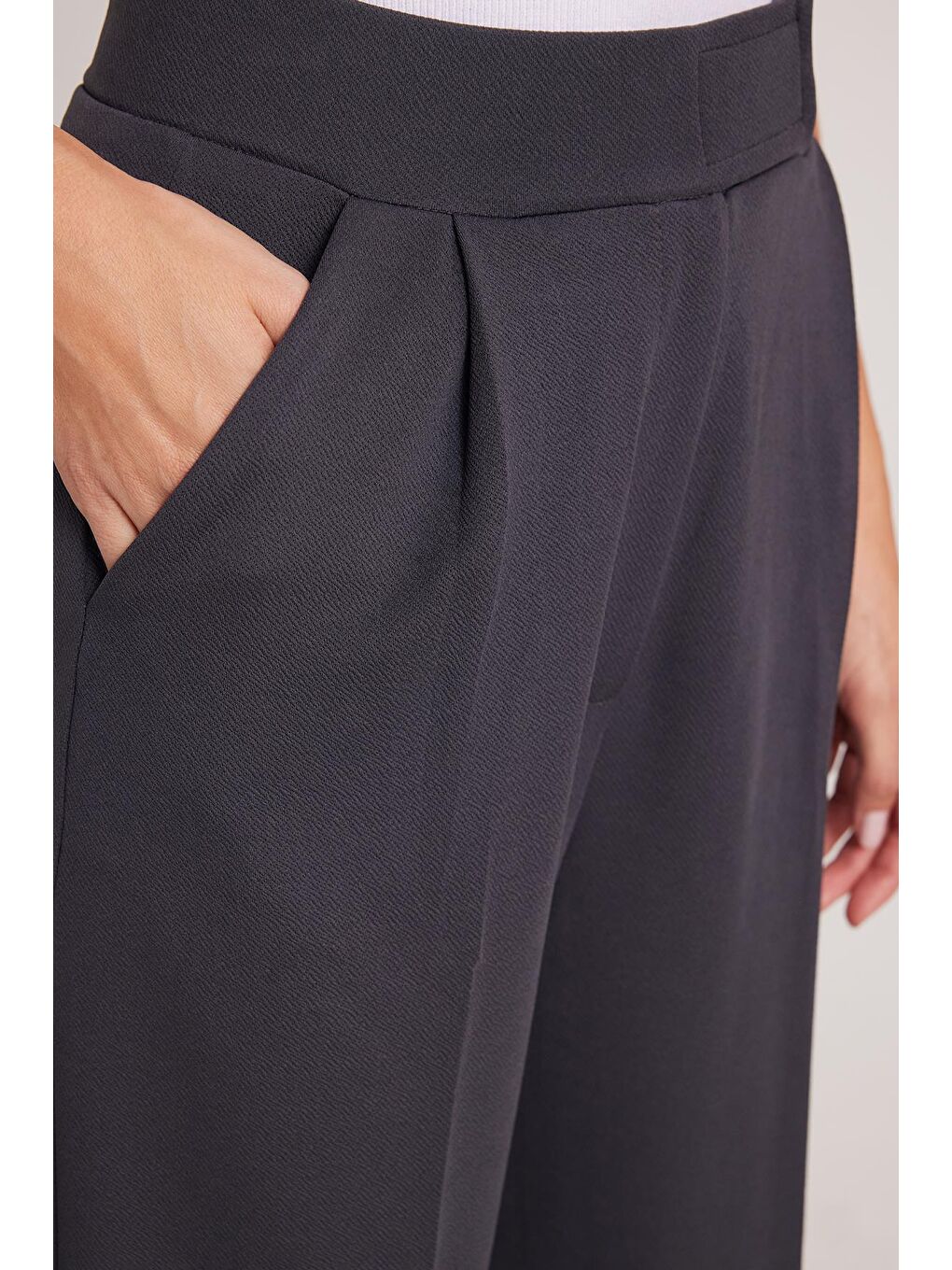 Kadın Regular Fit Klasik Kesim Cırt Kapamalı Geniş Paça Antrasit Pantolon-2