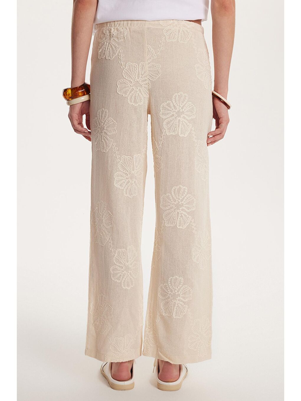 Kadın Relax Fit Rahat Kesim Beli Bağlamalı Nakışlı Bej Pantolon-4