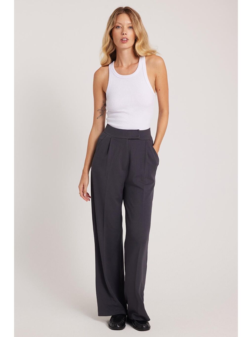 Kadın Regular Fit Klasik Kesim Cırt Kapamalı Geniş Paça Antrasit Pantolon-4