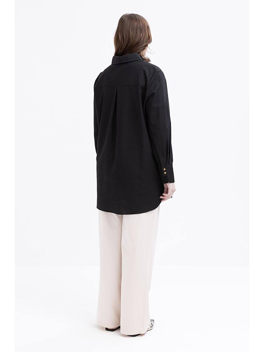 Siyah-Manşeti Yırtmaç Detaylı Büyük Beden Keten Gömlek-2