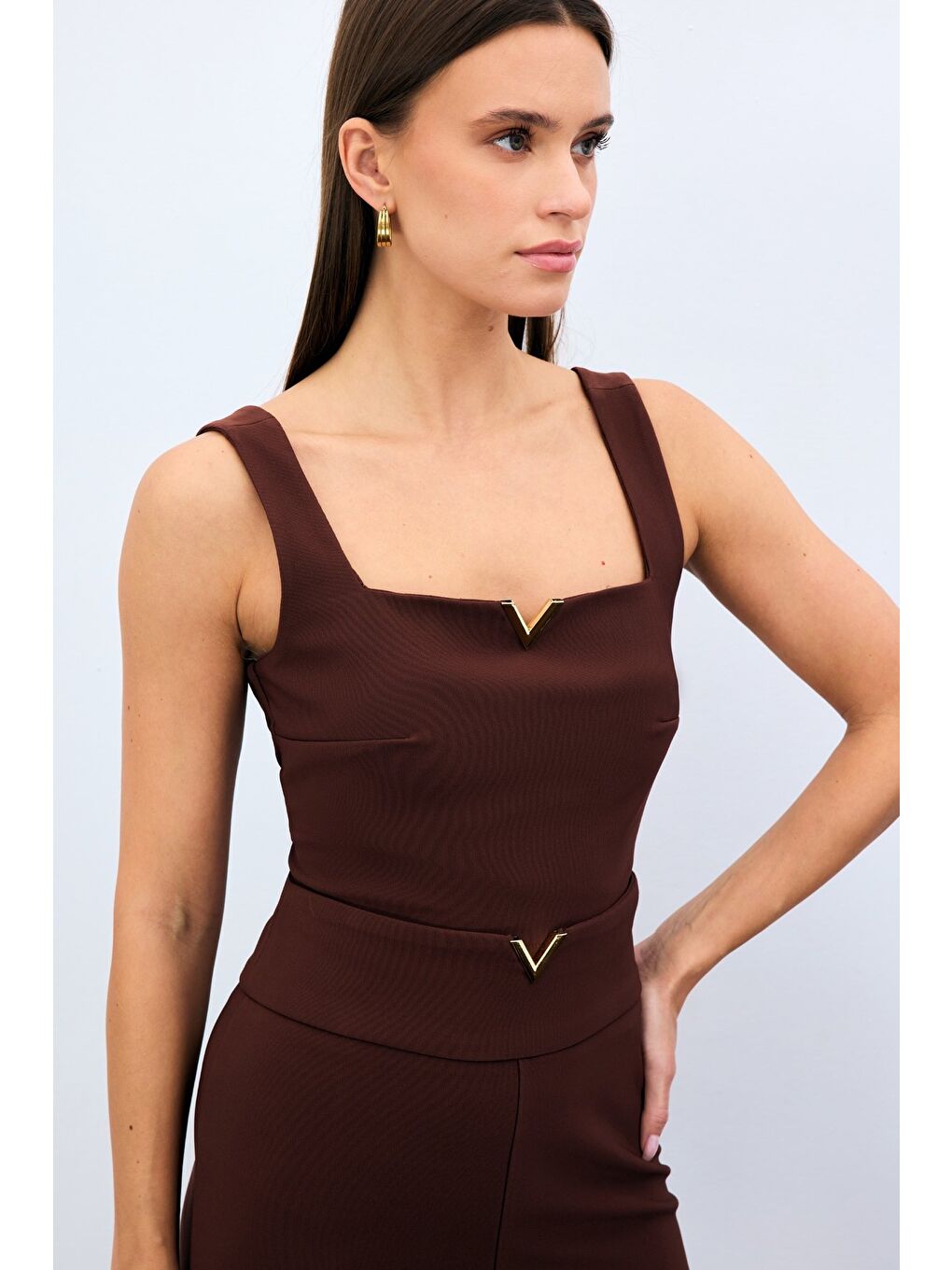 Kahverengi Yaka Gold Aksesuarlı Bluz - Kahve-2