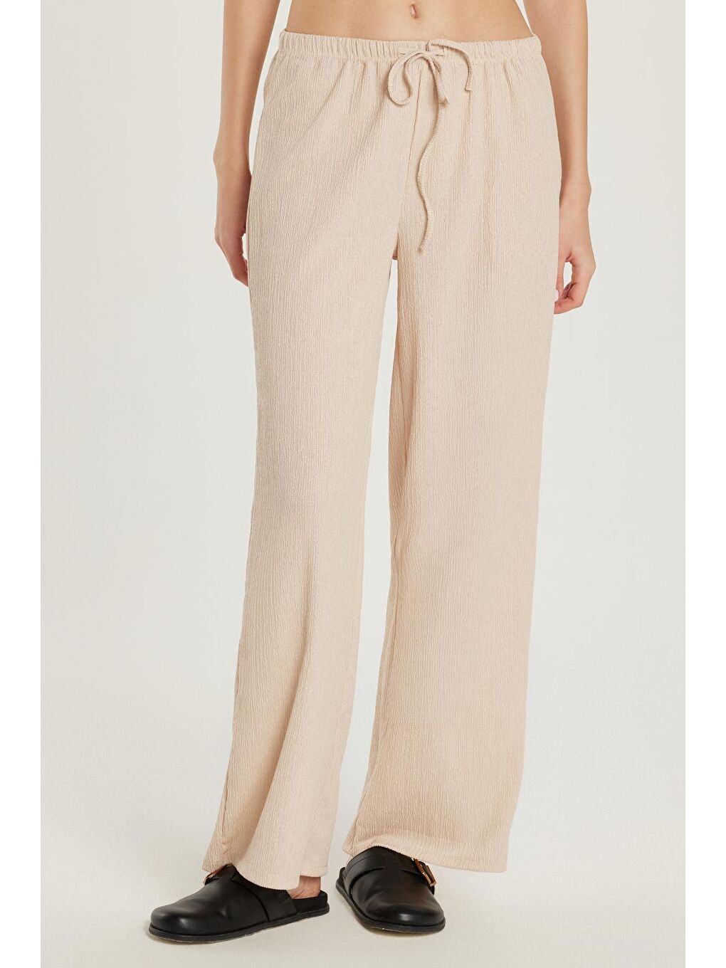 Kadın Slim Fit Gofre Raşel Beli Bağcıklı Geniş Paça Bej Pantolon