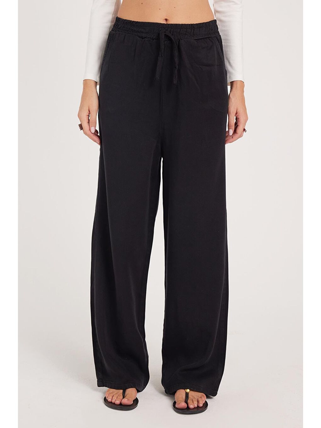 Kadın Regular Fit Klasik Kesim Pamuklu Geniş Paça Siyah Pantolon