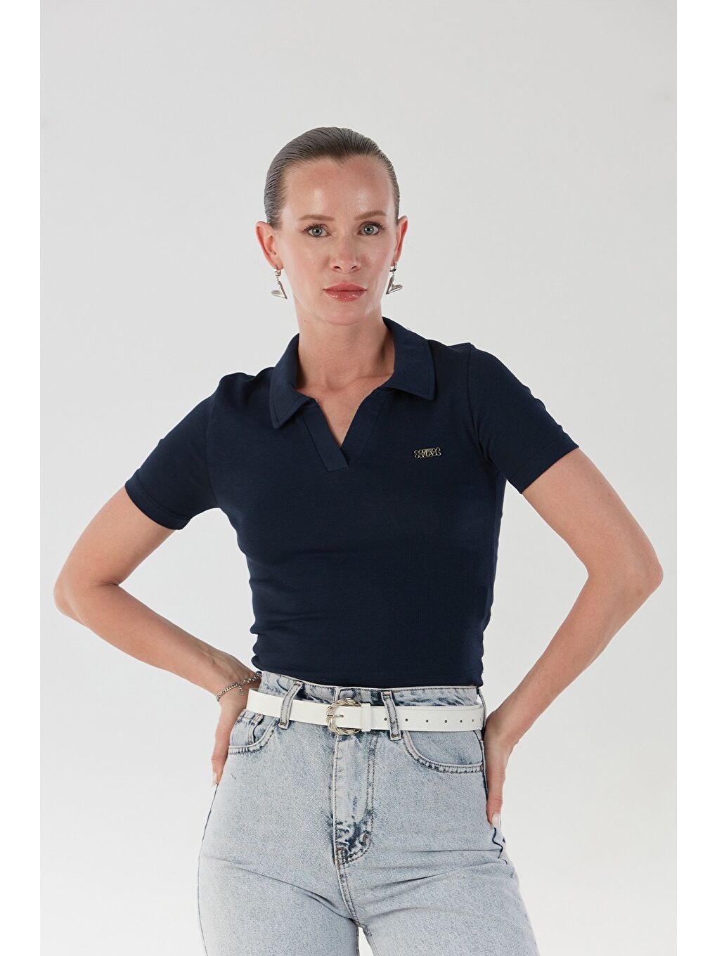Lacivert Yakası Aksesuar Detaylı Polo Yaka Crop Tişört