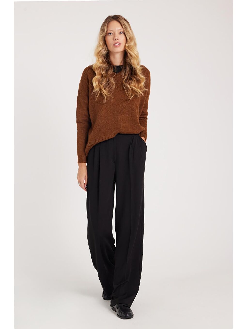 Kadın Regular Fit Klasik Kesim Yüksel Bel Geniş Paça Siyah Pantolon-3