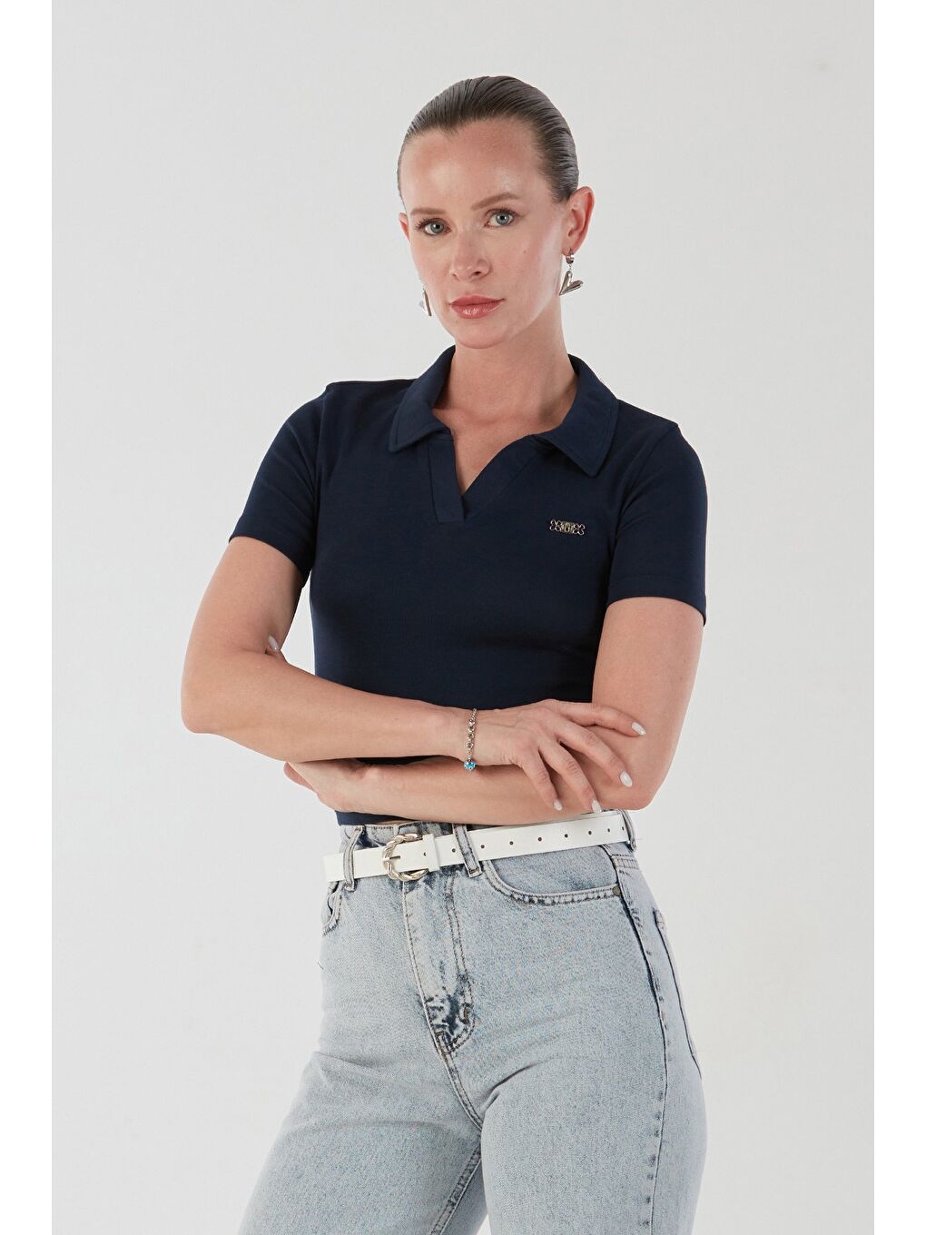 Lacivert Yakası Aksesuar Detaylı Polo Yaka Crop Tişört-2