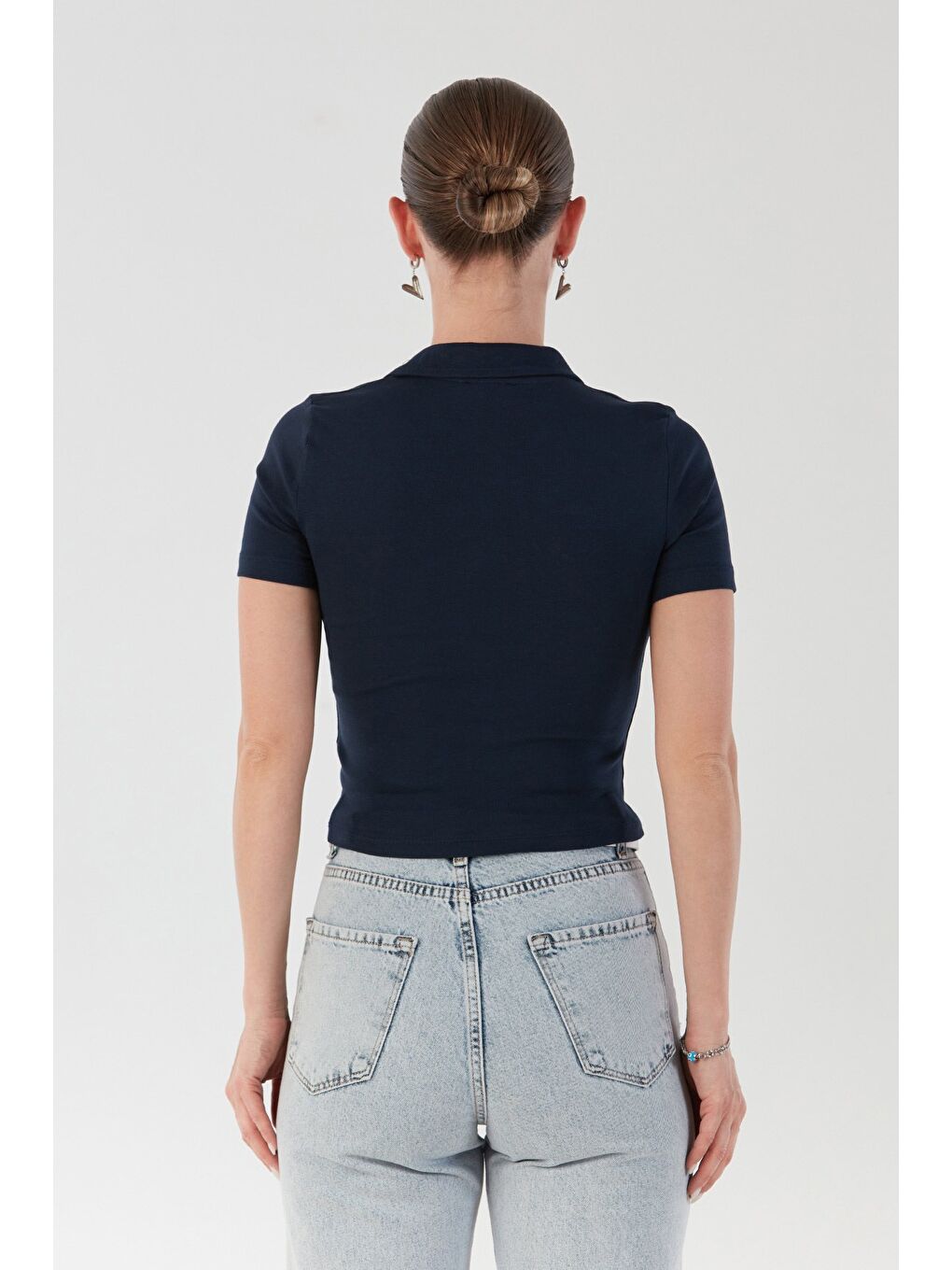 Lacivert Yakası Aksesuar Detaylı Polo Yaka Crop Tişört-3