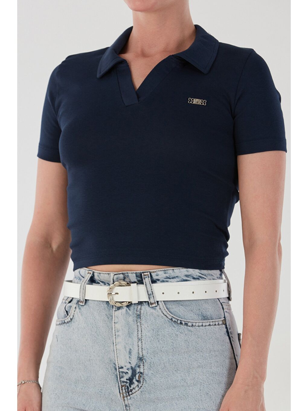 Lacivert Yakası Aksesuar Detaylı Polo Yaka Crop Tişört-4
