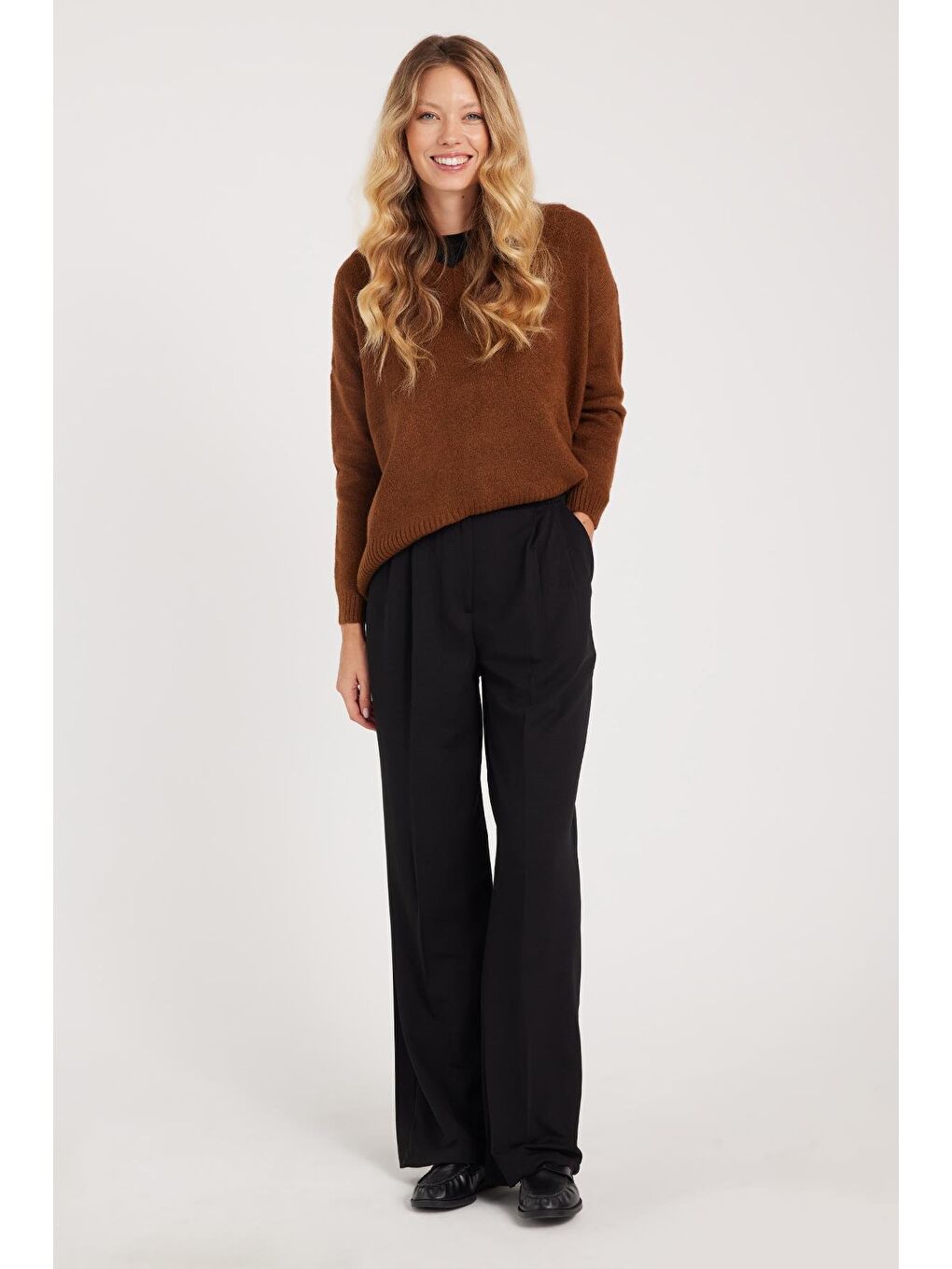 Kadın Regular Fit Klasik Kesim Yüksel Bel Geniş Paça Siyah Pantolon-4