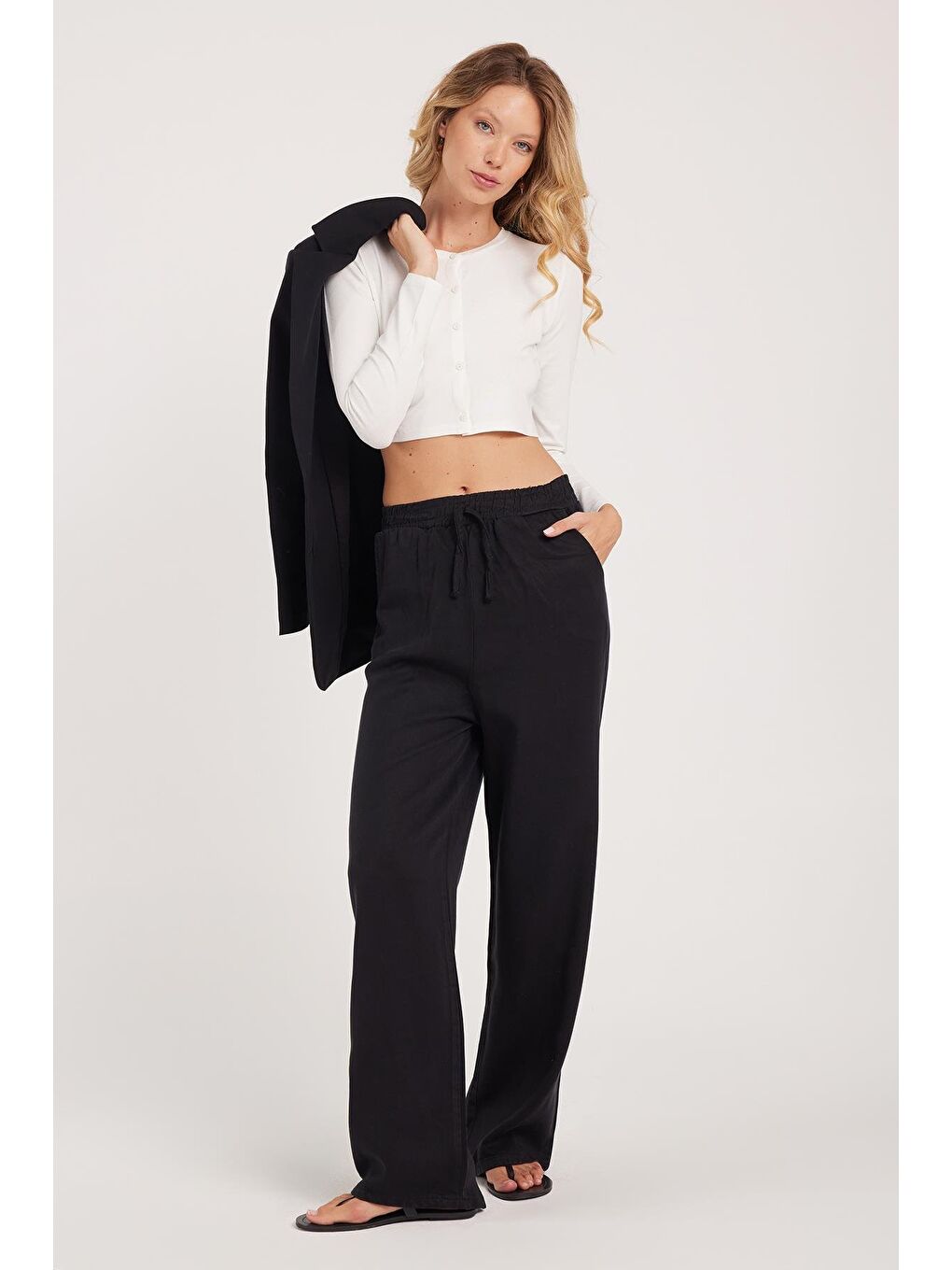 Kadın Regular Fit Klasik Kesim Pamuklu Geniş Paça Siyah Pantolon-1