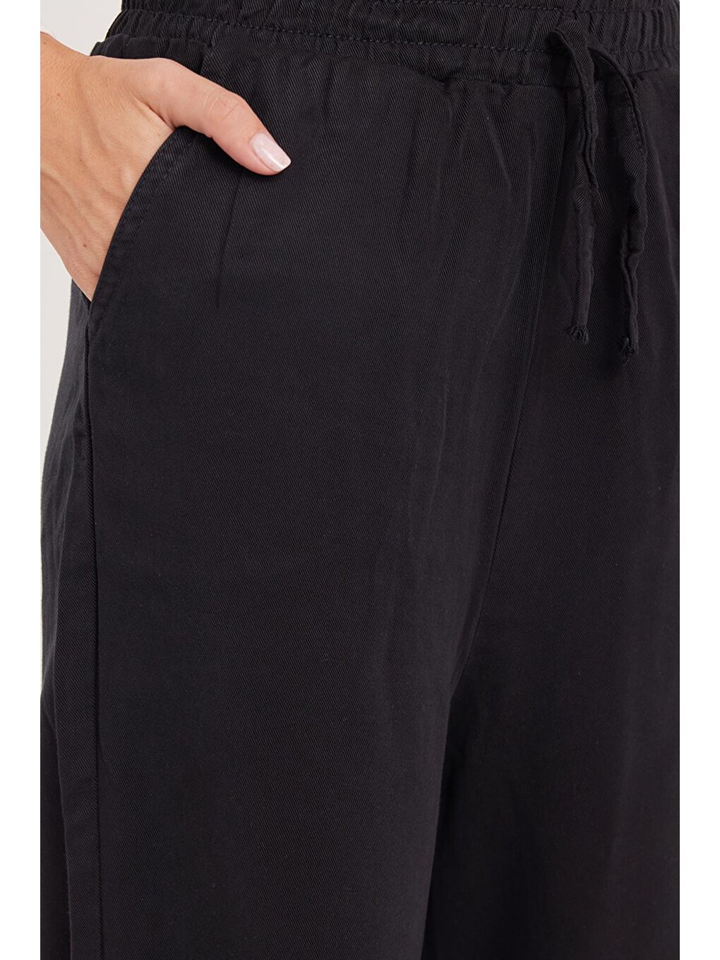 Kadın Regular Fit Klasik Kesim Pamuklu Geniş Paça Siyah Pantolon-2