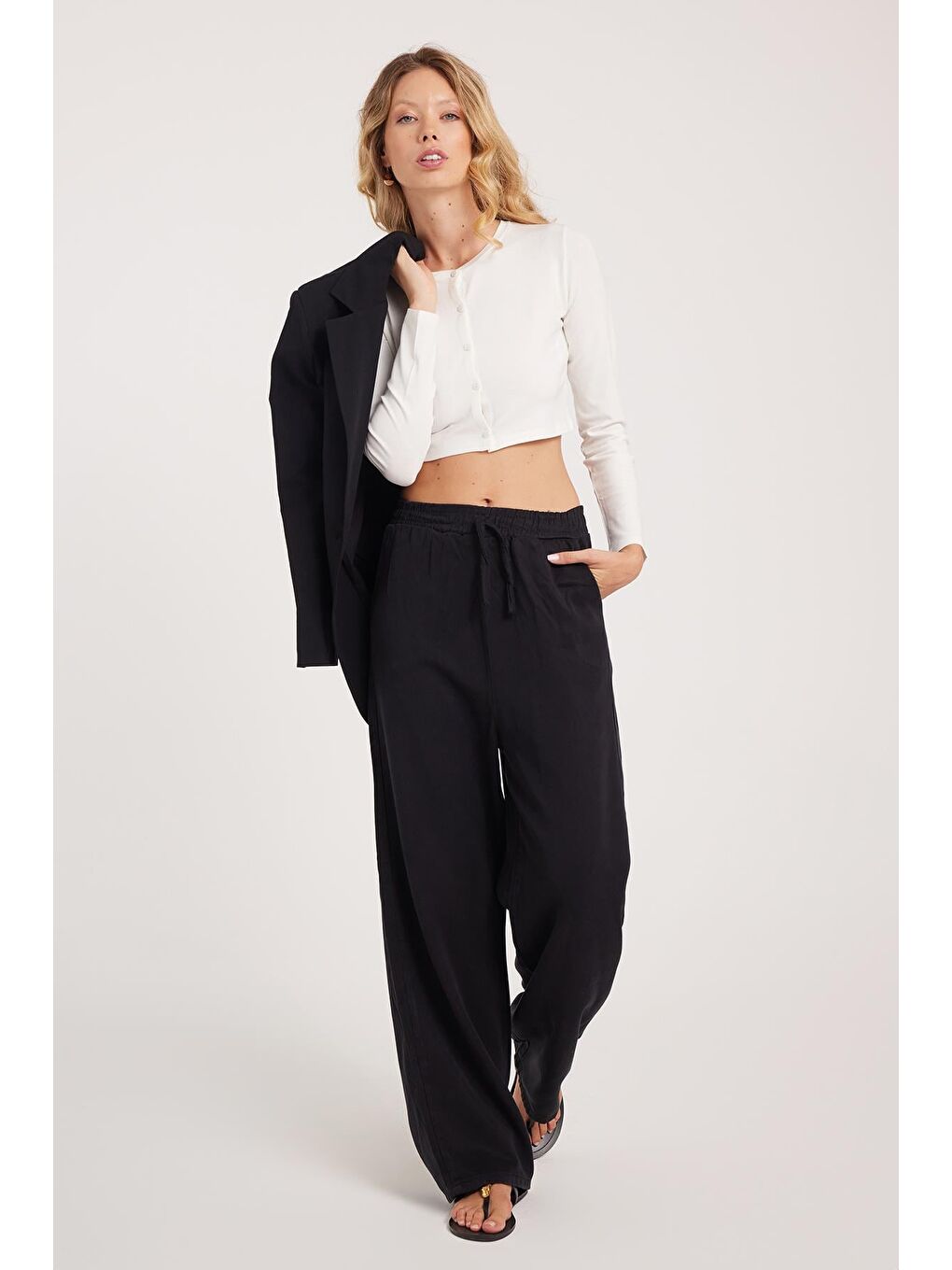 Kadın Regular Fit Klasik Kesim Pamuklu Geniş Paça Siyah Pantolon-3