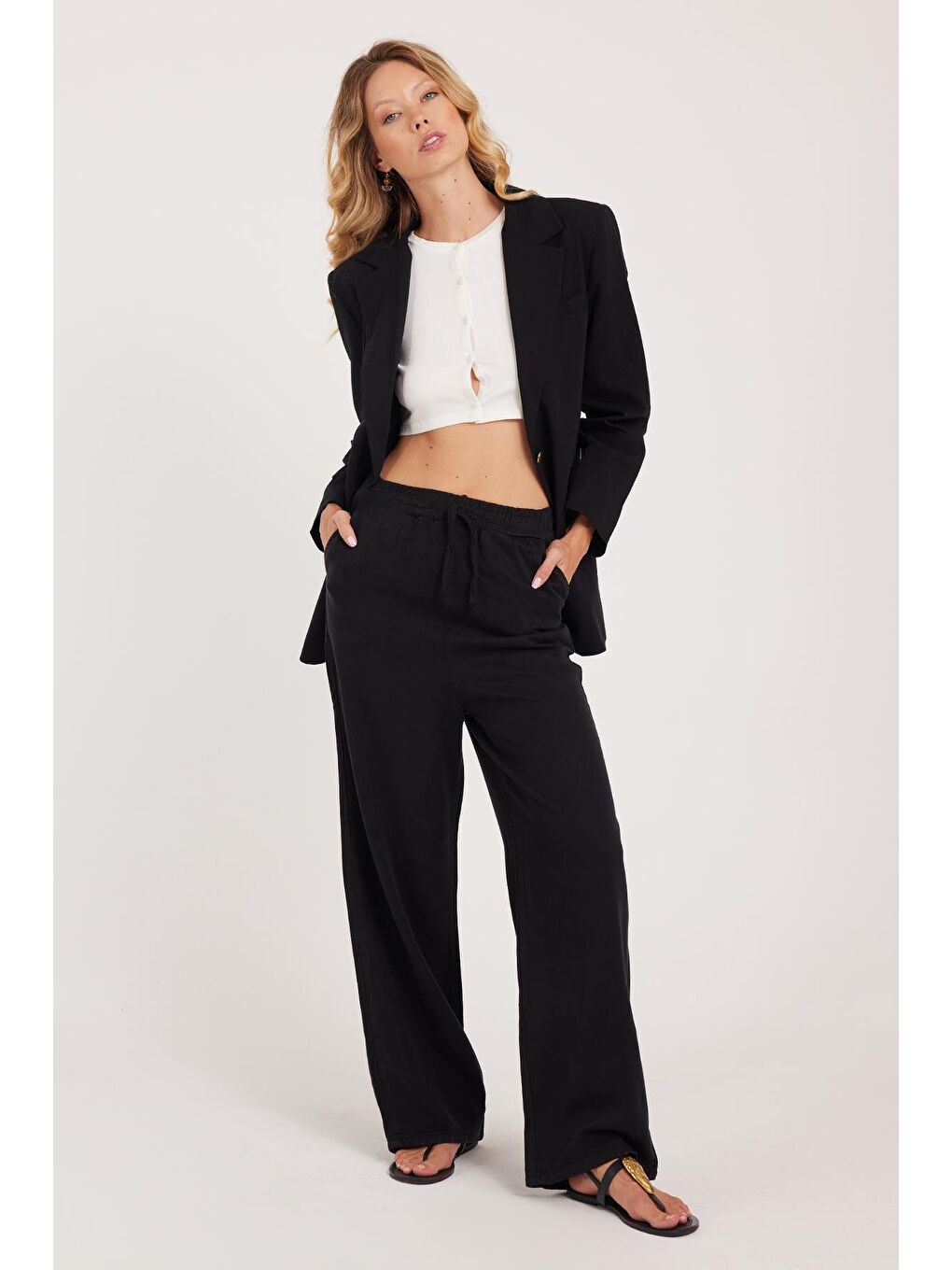 Kadın Regular Fit Klasik Kesim Pamuklu Geniş Paça Siyah Pantolon-4