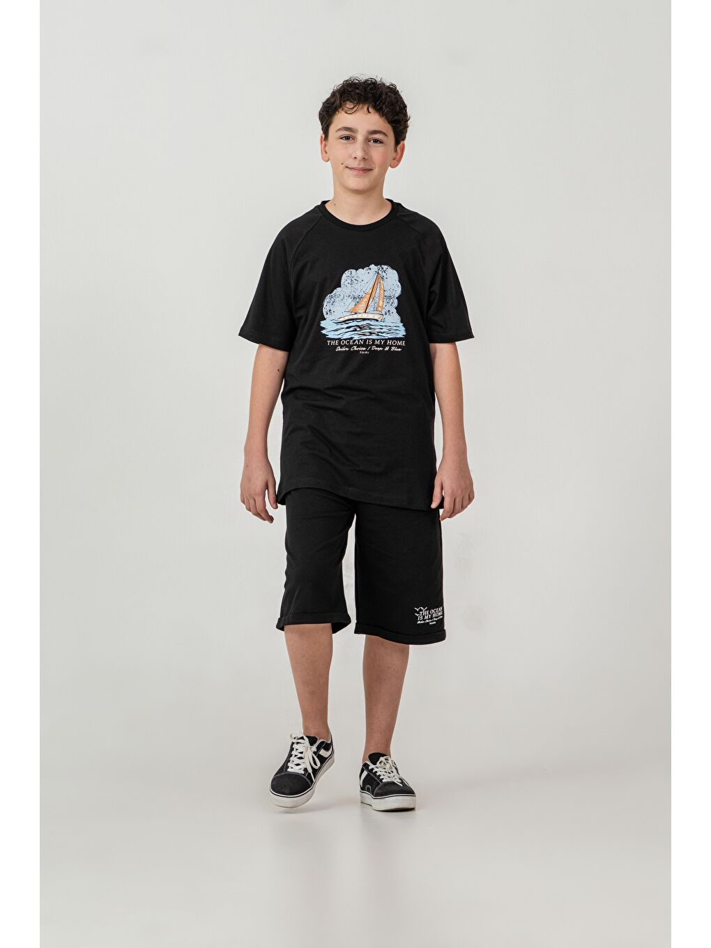Siyah Üst Ön Orta Yelken Baskılı Alt Sol Bacak Baskılı Erkek Çocuk Şort - Tişört Takımı