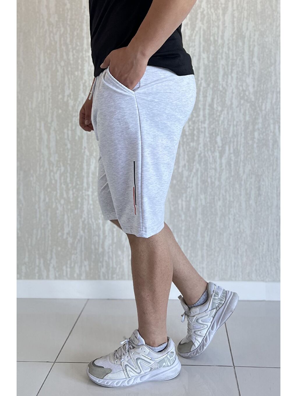 Gri Erkek Bel Lastikli Şerit Detaylı Cepli Şort-1