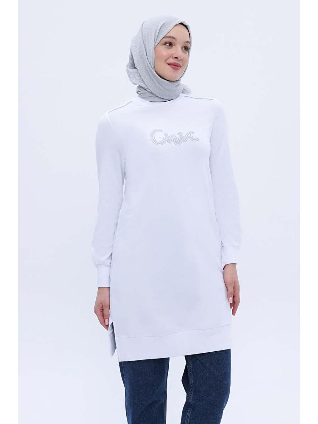 Beyaz-Pamuklu Yandan Yırtmaçlı Nakışlı Sweat Tunik