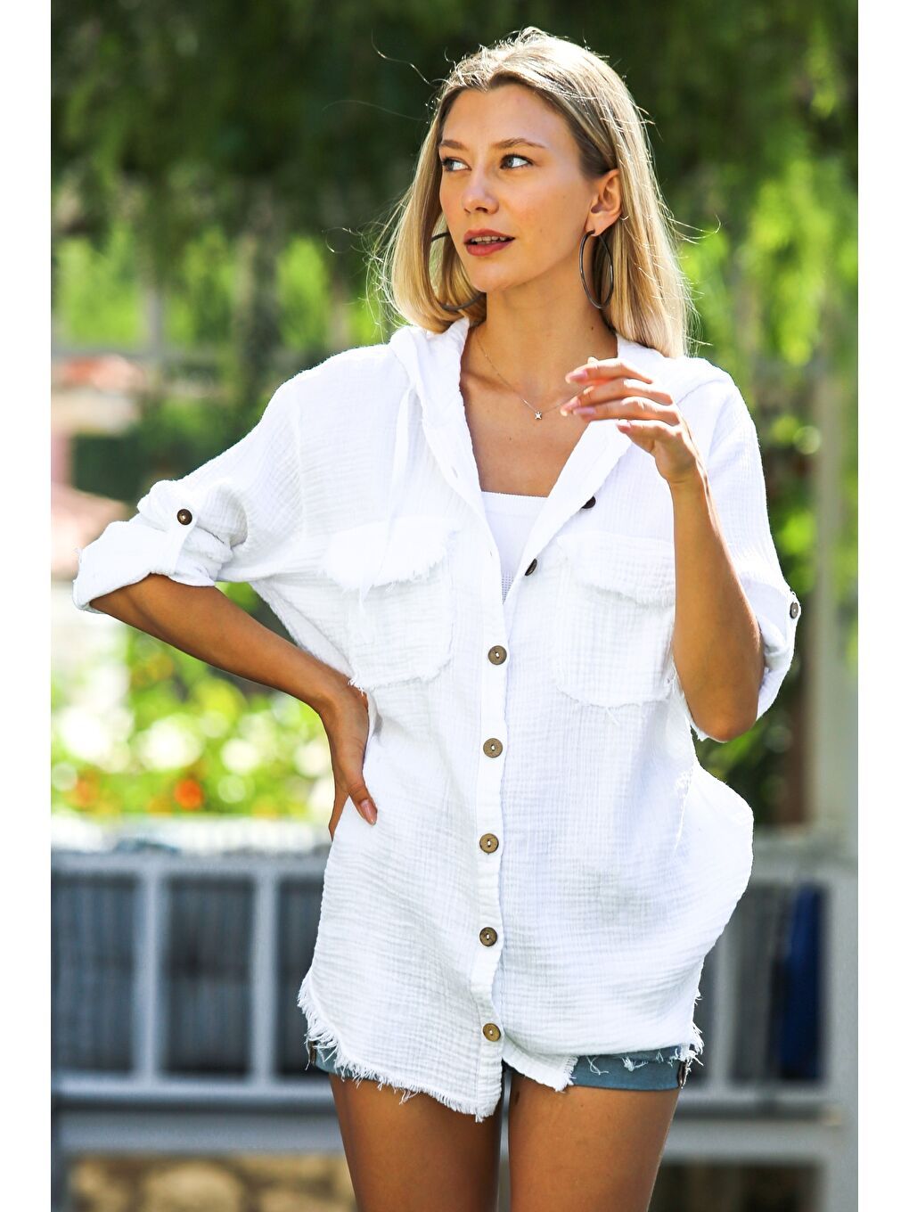 Organik Pamuk Beyaz Düğmeli Uzun Kollu Çift Cepli Yıkamalı Pamuklu Dokuma Kapüşonlu Ceket-1