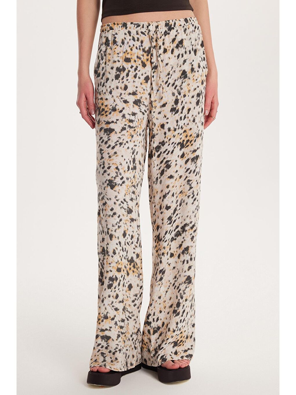 Bej Kadın Relax Fit Rahat Kesim Beli Lastikli Bağcıklı Baskılı Viskon Pantolon