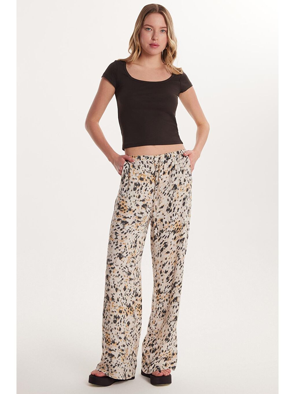 Bej Kadın Relax Fit Rahat Kesim Beli Lastikli Bağcıklı Baskılı Viskon Pantolon-1