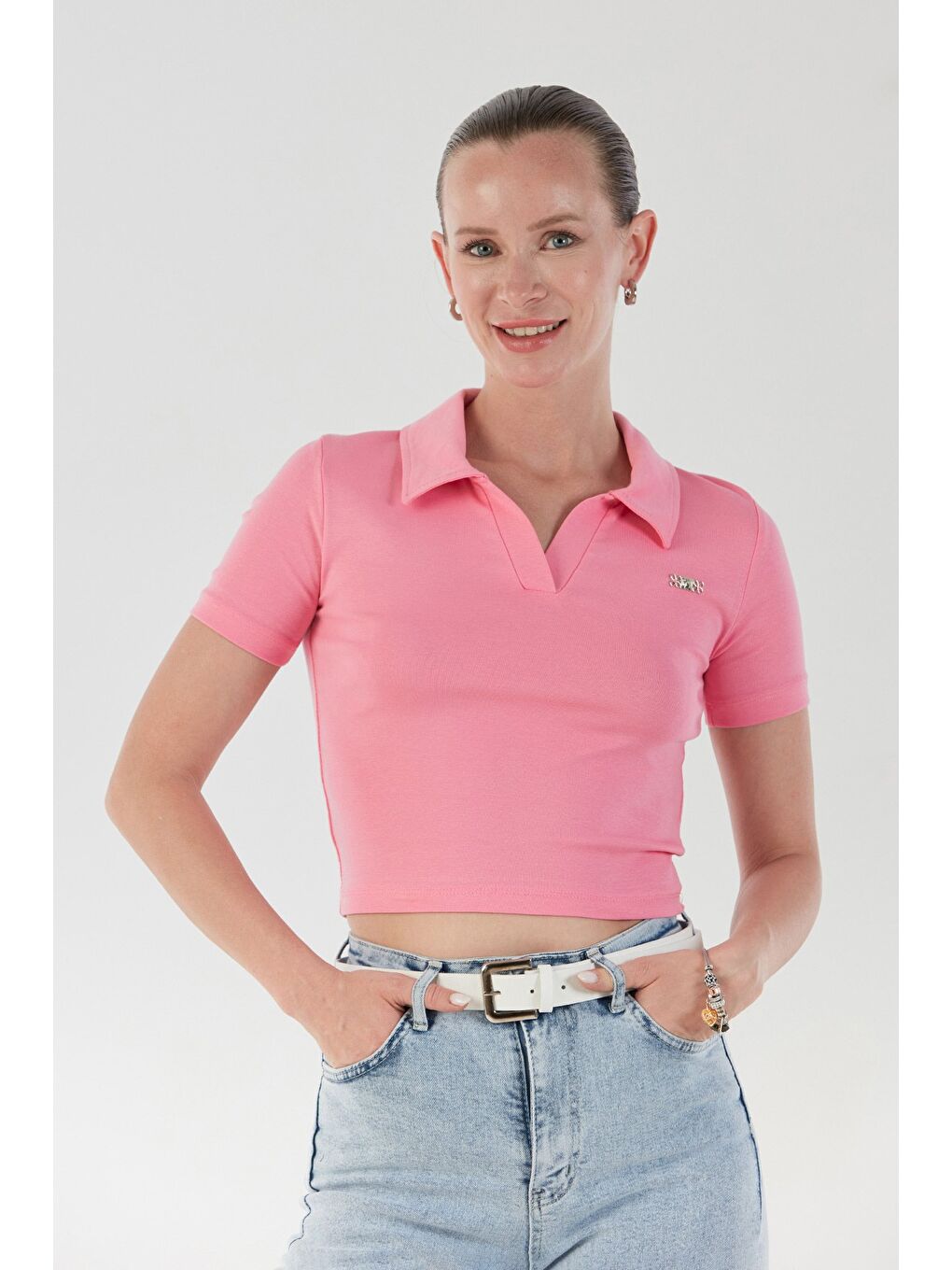 Pembe Yakası Aksesuar Detaylı Polo Yaka Crop Tişört