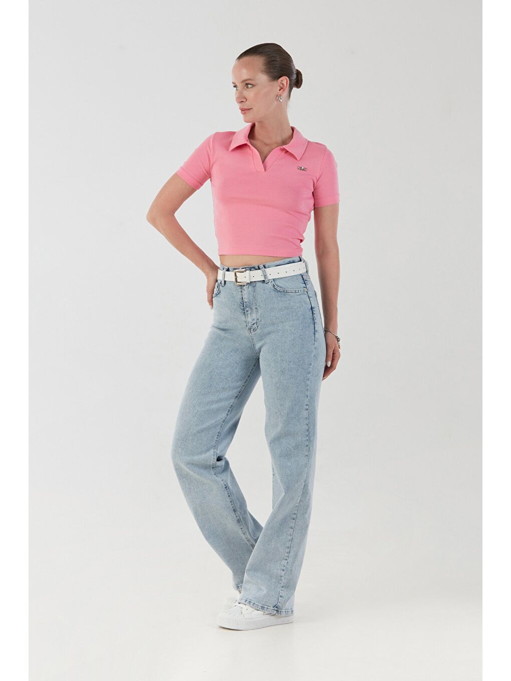 Pembe Yakası Aksesuar Detaylı Polo Yaka Crop Tişört-1