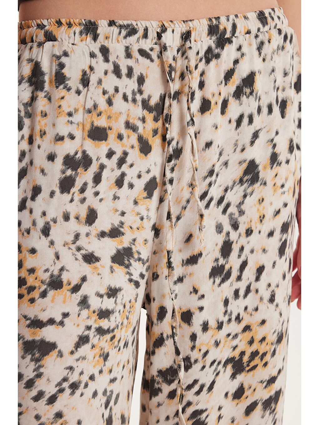 Bej Kadın Relax Fit Rahat Kesim Beli Lastikli Bağcıklı Baskılı Viskon Pantolon-2