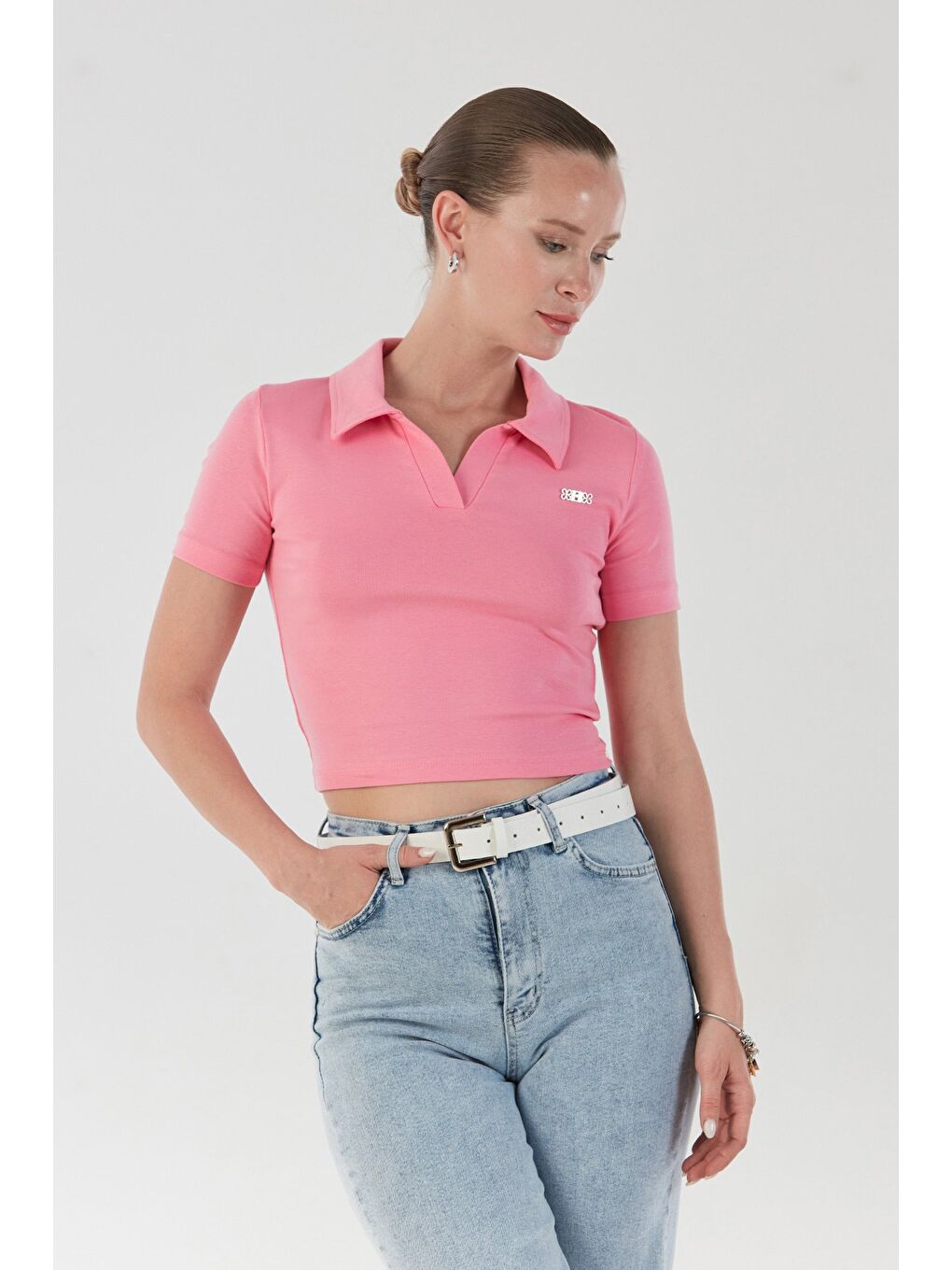 Pembe Yakası Aksesuar Detaylı Polo Yaka Crop Tişört-2