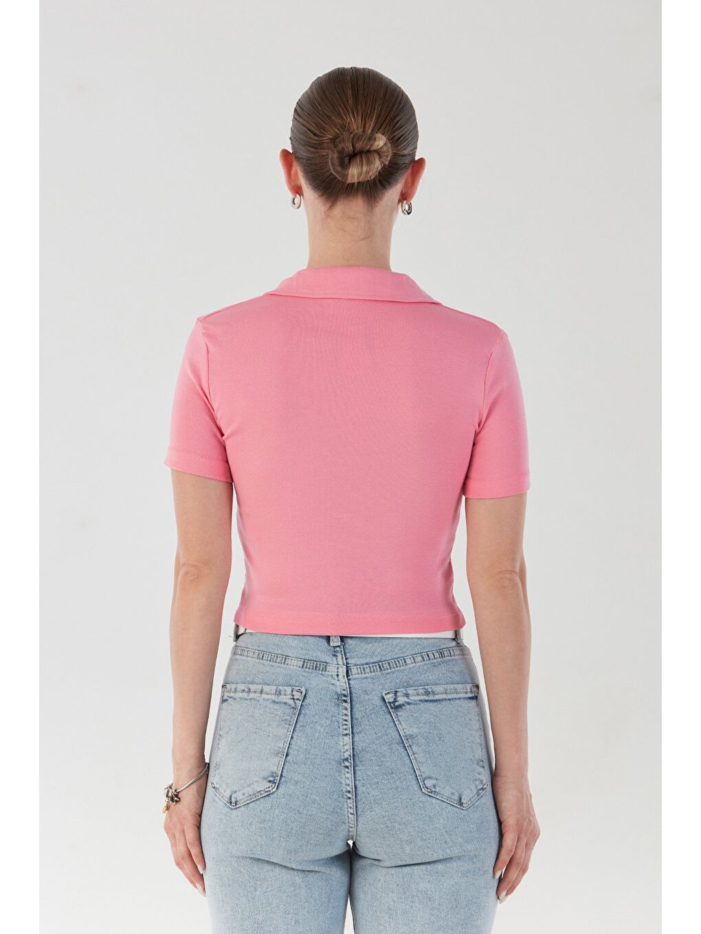 Pembe Yakası Aksesuar Detaylı Polo Yaka Crop Tişört-3
