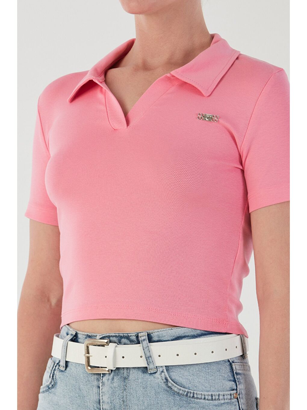 Pembe Yakası Aksesuar Detaylı Polo Yaka Crop Tişört-4