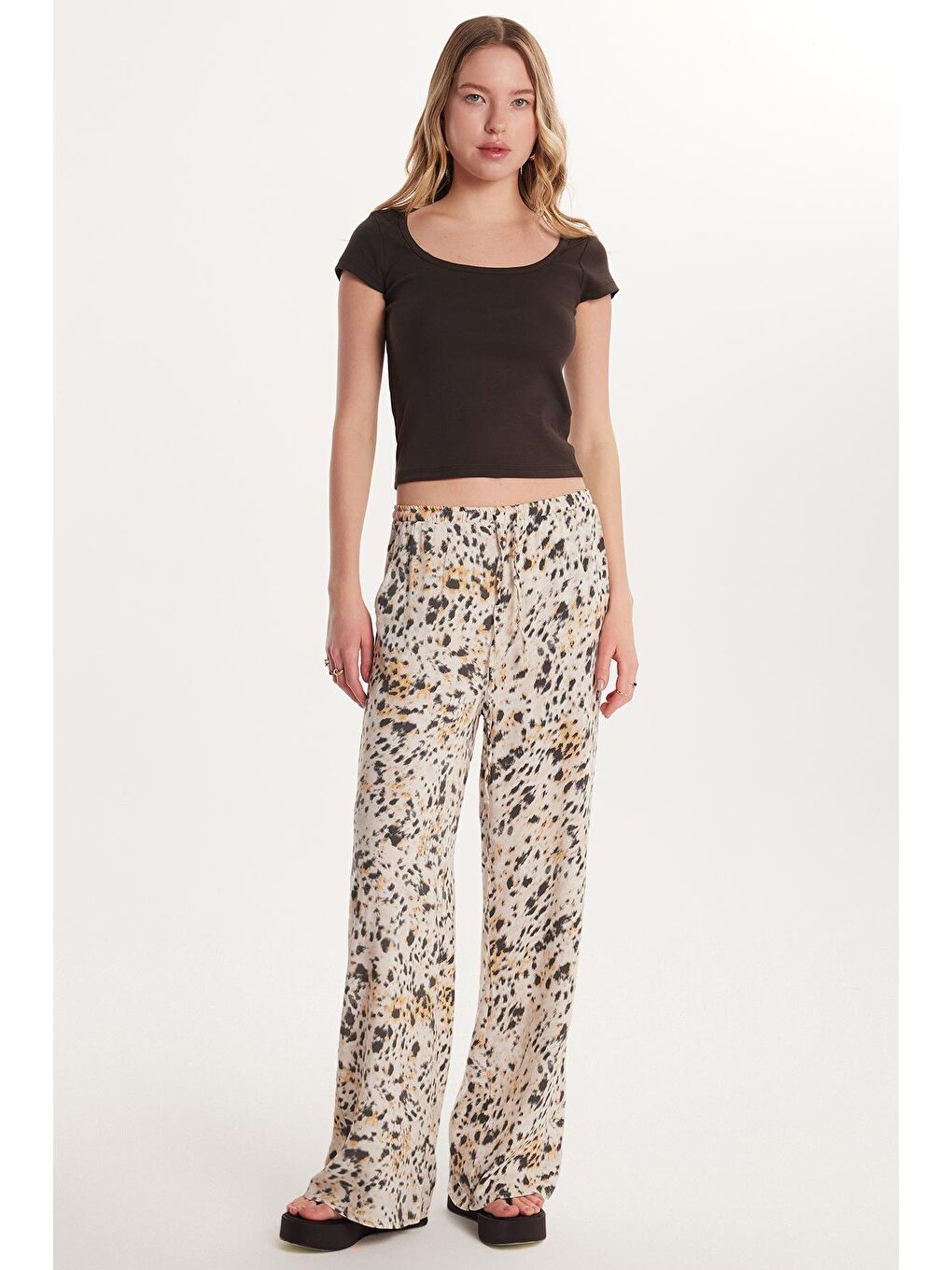 Bej Kadın Relax Fit Rahat Kesim Beli Lastikli Bağcıklı Baskılı Viskon Pantolon-3