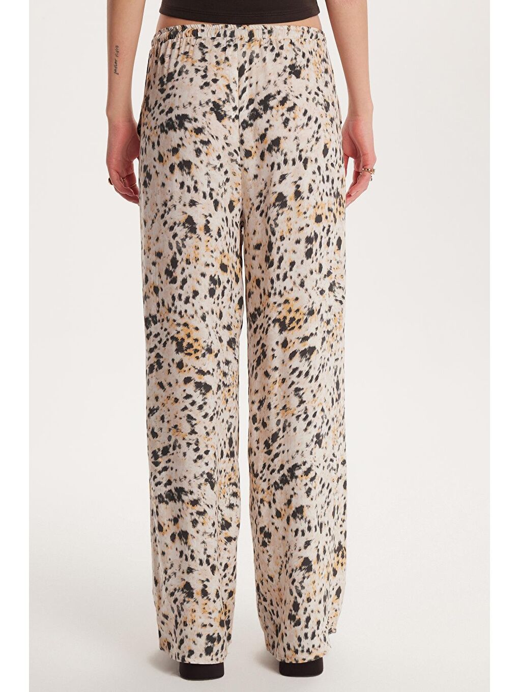 Bej Kadın Relax Fit Rahat Kesim Beli Lastikli Bağcıklı Baskılı Viskon Pantolon-4