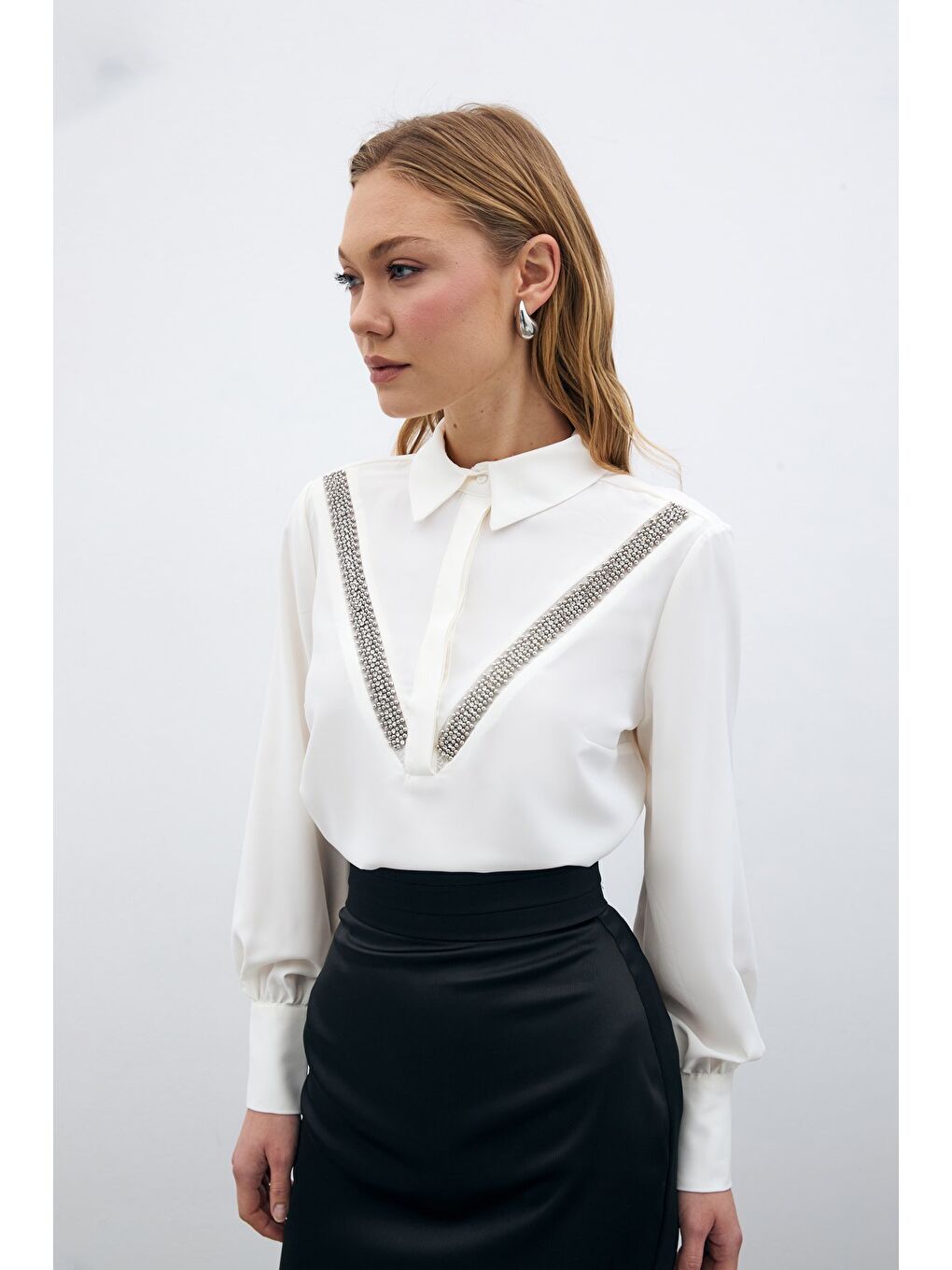 Şerit Aksesuarlı Bluz - Ekru-4