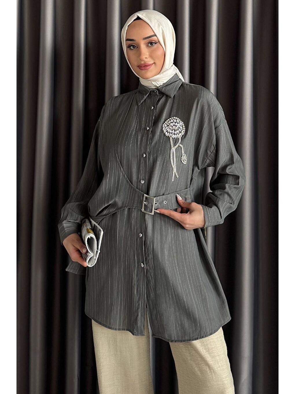 Gri Taş İşlemeli Kemerli Tesettür Tunik-1