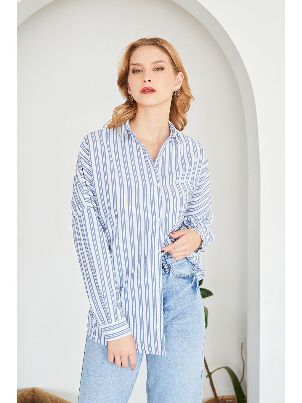 Mavi Çizgili Düğmeli Gömlek