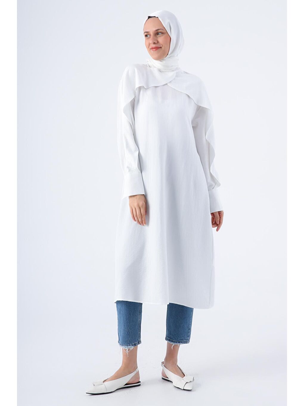 Beyaz Şık Düğme Detaylı Kolu Volanlı Tunik
