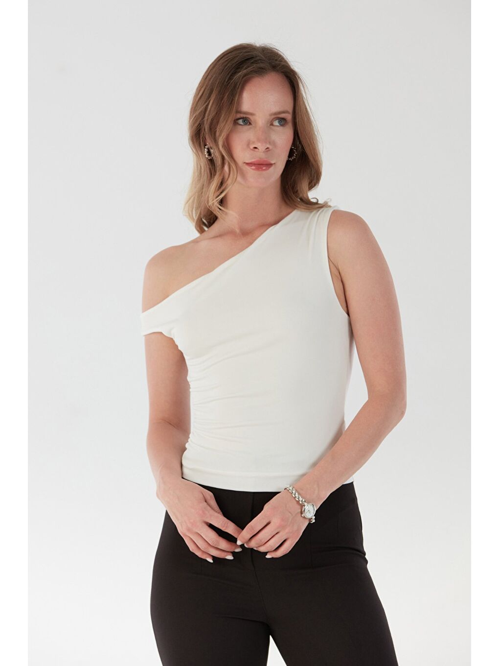 Ekru Yanları Drapeli Tek Kol Bluz-1