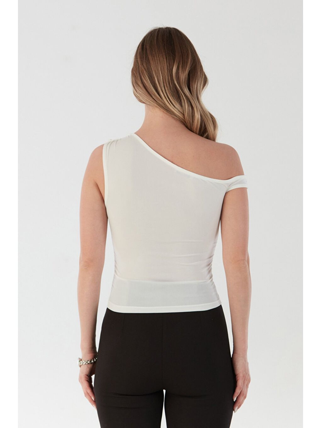 Ekru Yanları Drapeli Tek Kol Bluz-3