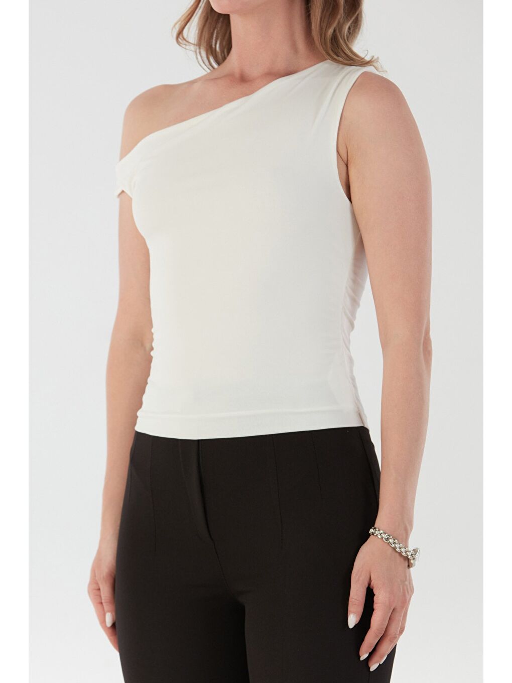 Ekru Yanları Drapeli Tek Kol Bluz-4