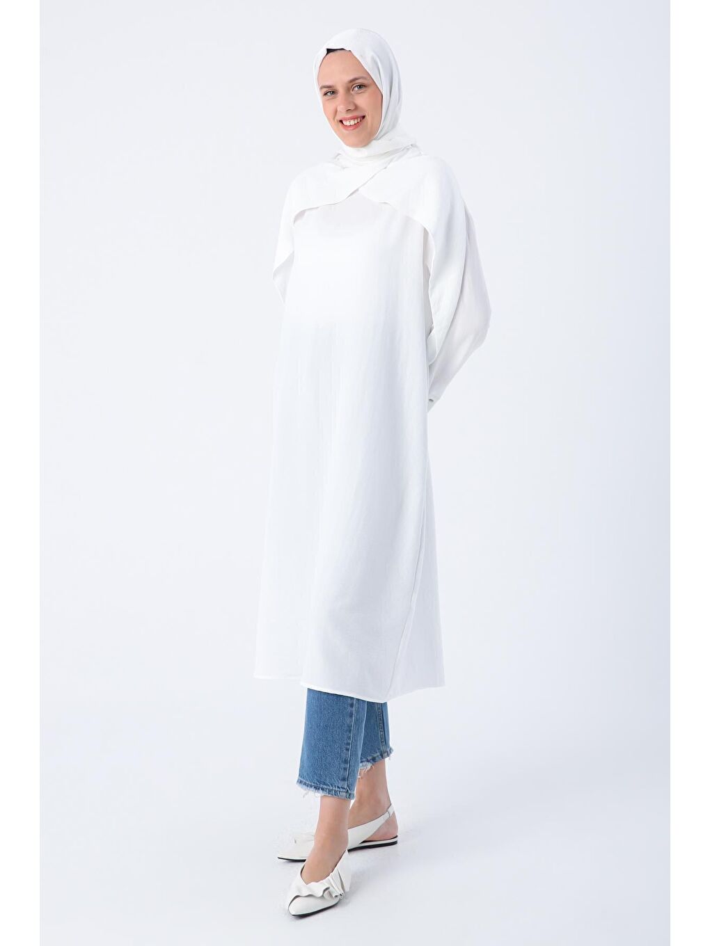 Beyaz Şık Düğme Detaylı Kolu Volanlı Tunik-2