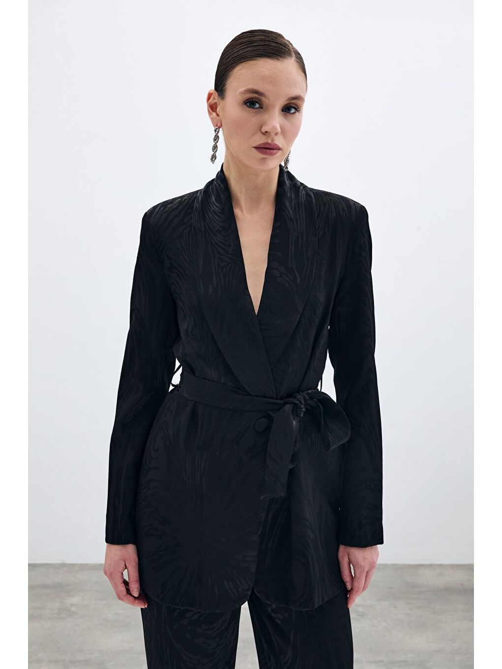 Kuşaklı Desenli Uzun Ceket - Siyah