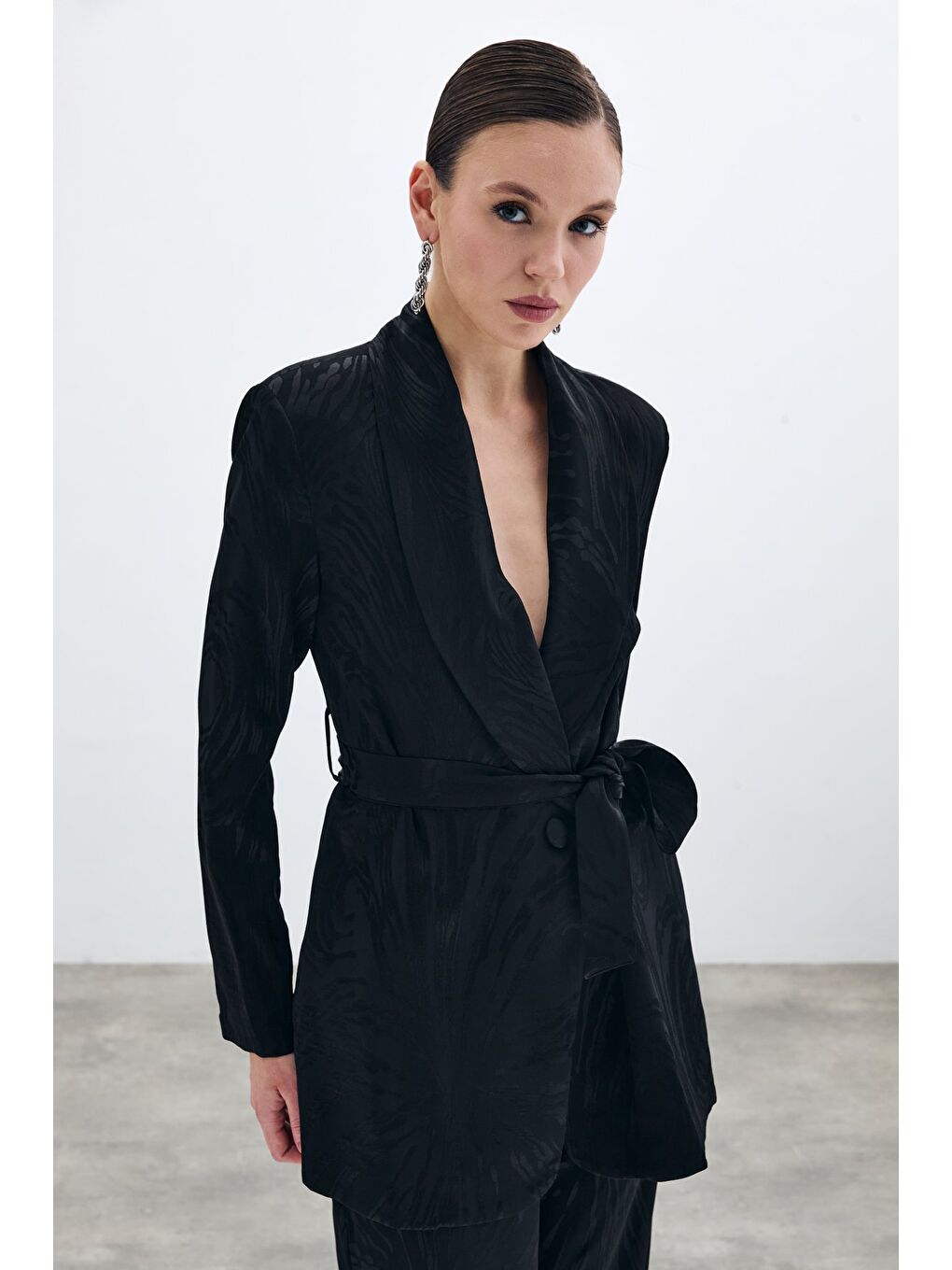 Kuşaklı Desenli Uzun Ceket - Siyah-1