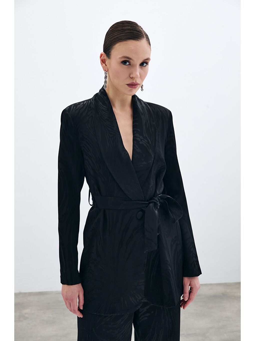 Kuşaklı Desenli Uzun Ceket - Siyah-2