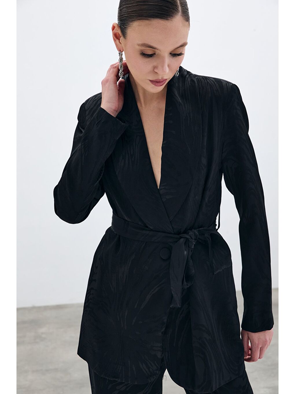 Kuşaklı Desenli Uzun Ceket - Siyah-3