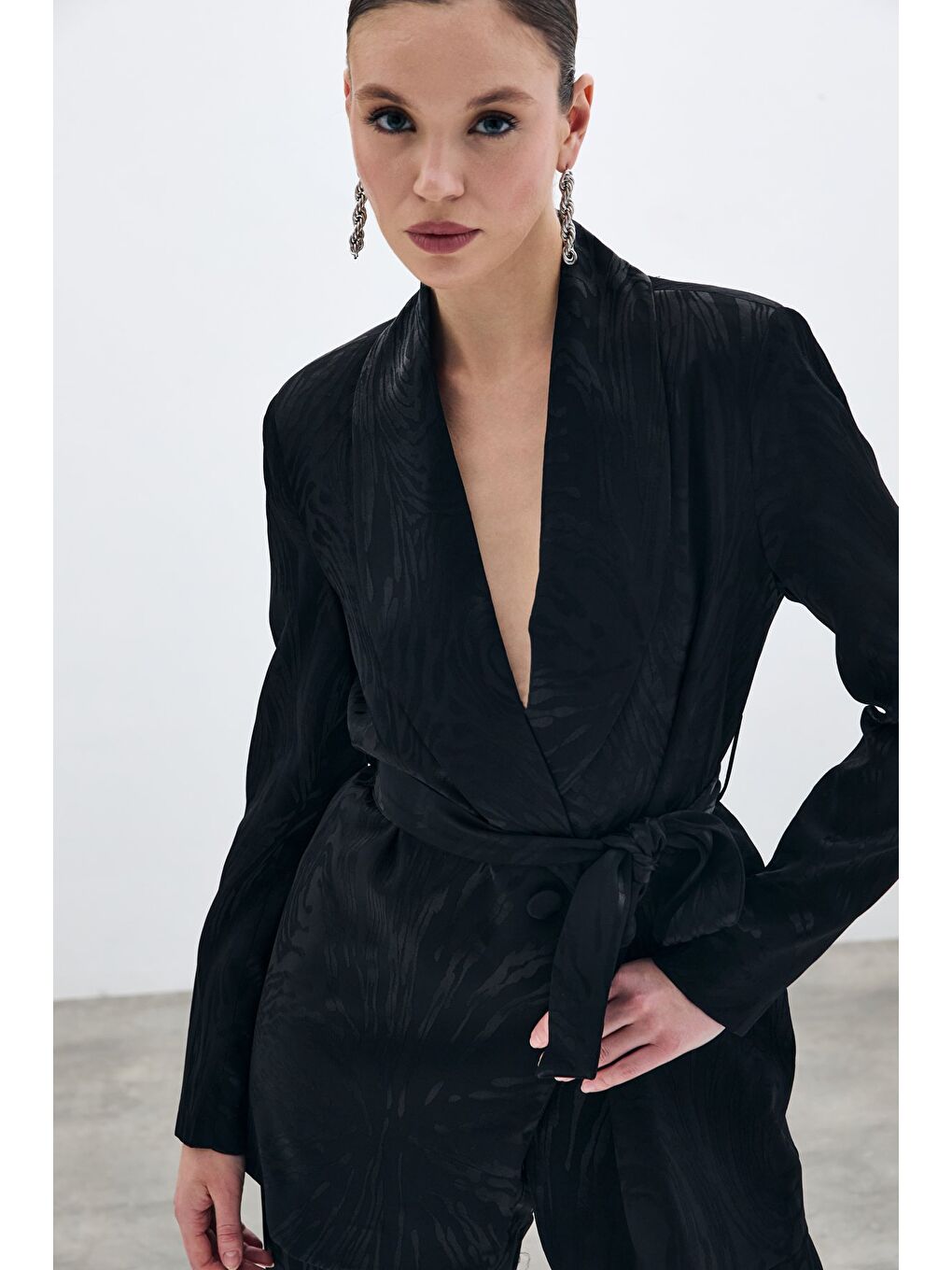 Kuşaklı Desenli Uzun Ceket - Siyah-4